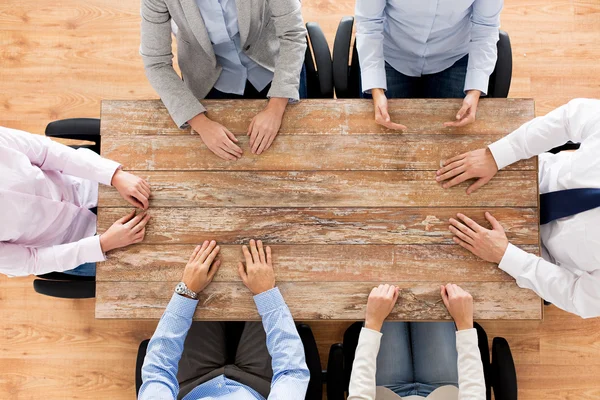 Close up da equipe de negócios sentada à mesa — Fotografia de Stock