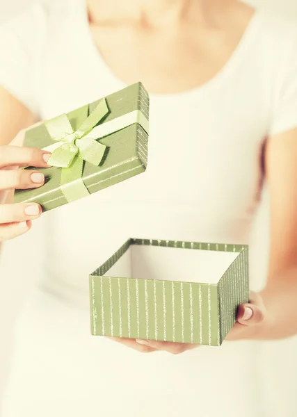 Vrouw handen met de doos van de gift — Stockfoto