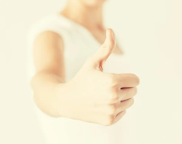 Woman showing thumbs up — Stock Photo, Image