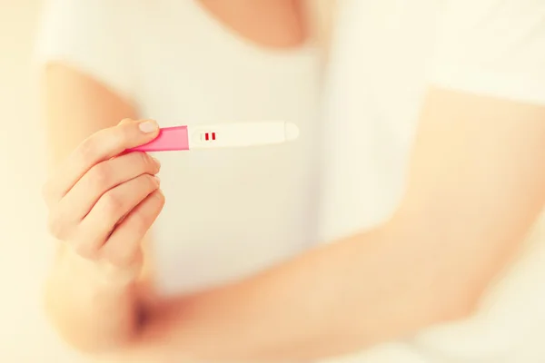 Vrouw en man handen met zwangerschapstest — Stockfoto