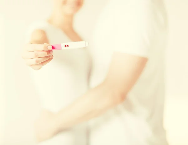 Mujer y hombre manos con prueba de embarazo — Foto de Stock