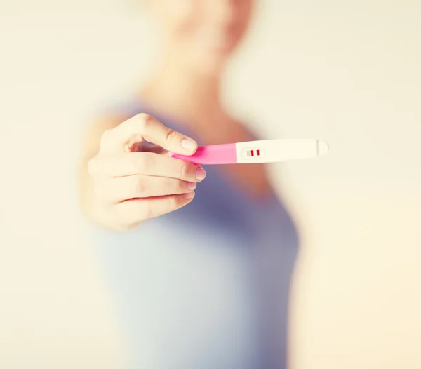 Vrouw met zwangerschapstest — Stockfoto