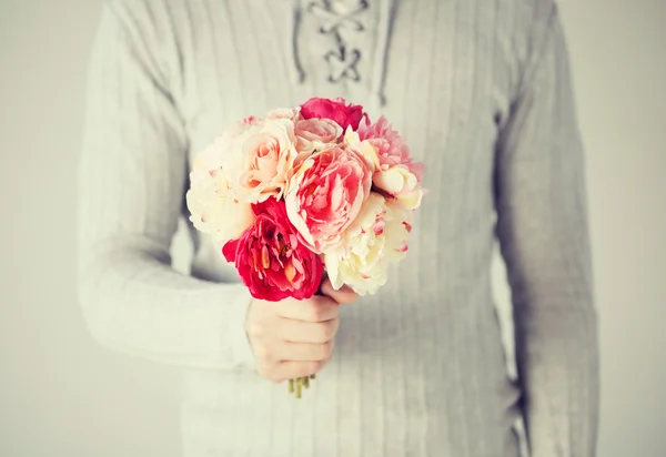 Man bedrijf boeket van bloemen — Stockfoto