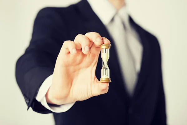 Man hand holding hourglass — Stock Photo, Image