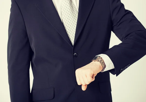 Hombre mirando reloj de pulsera — Foto de Stock