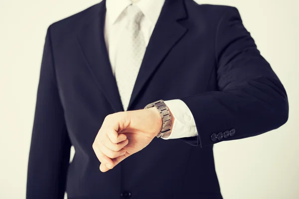 Uomo che guarda l'orologio da polso — Foto Stock