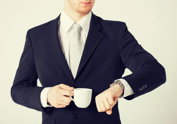 Uomo che guarda l'orologio da polso — Foto Stock