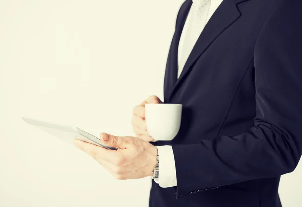 Mann mit Tablet-PC und Tasse Kaffee — Stockfoto