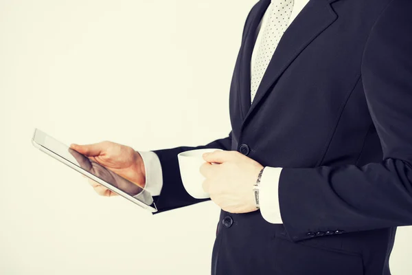 Hombre con tableta PC y taza de café — Foto de Stock