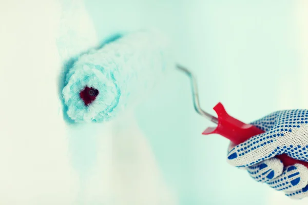 Close up of male in gloves painting wall — Stock Photo, Image