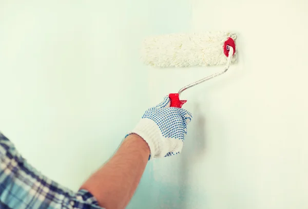 Primer plano de hombre en guantes pintura pared —  Fotos de Stock