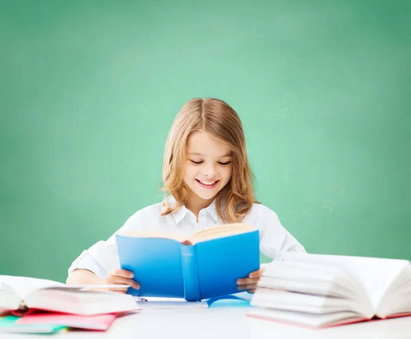 Lycklig student tjej läsa boken i skolan — Stockfoto
