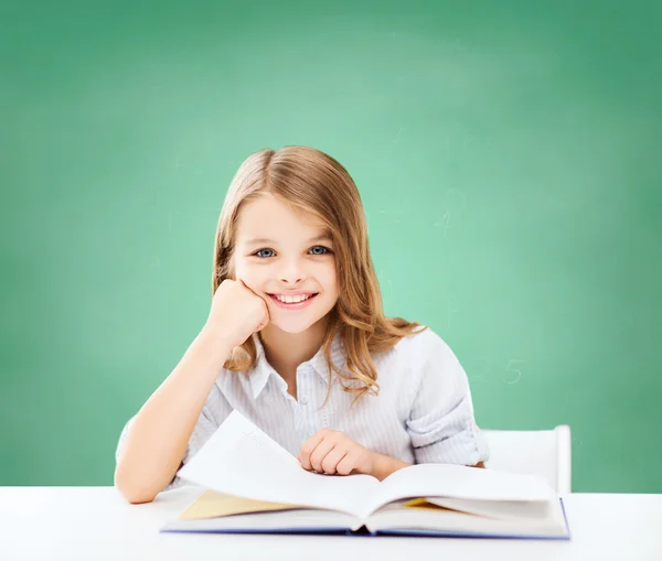 Student tjej studerar på skolan — Stockfoto