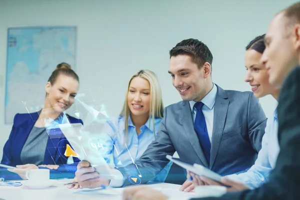 Geschäftsteam mit Tablet-PC diskutiert — Stockfoto