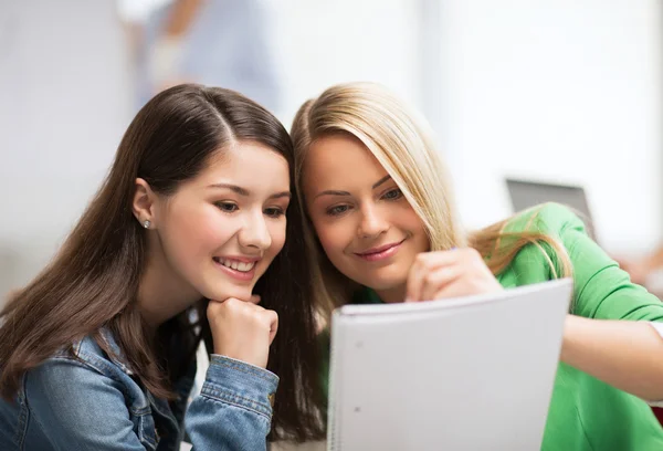 Student meisjes wijzend op laptop op school — Stockfoto