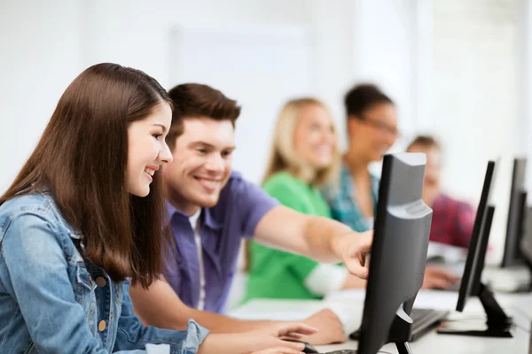 Estudantes com computadores que estudam na escola — Fotografia de Stock