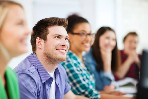 Studenti con computer che studiano a scuola — Foto Stock