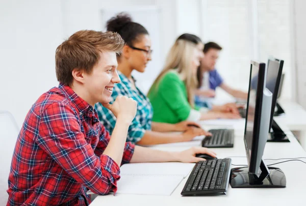 Studente con computer che studia a scuola — Foto Stock