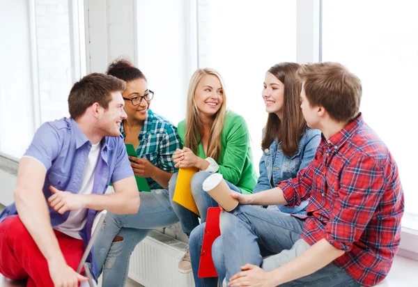 Studenten communiceren en lachen op school — Stockfoto