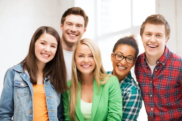 Grupp elever i skolan — Stockfoto