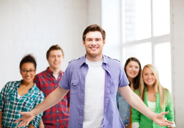 Schülergruppe in der Schule — Stockfoto