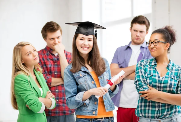 Menina em tampa de graduação com certificado — Fotografia de Stock