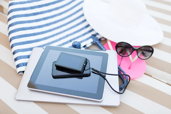 Primo piano di tablet pc e smartphone sulla spiaggia — Foto Stock
