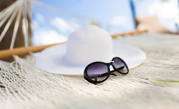 Picture of hammock with white hat and sunglasses — Stock Photo, Image