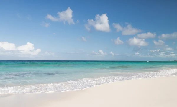 Blue sea or ocean, white sand and sky with clouds — Stock Photo, Image