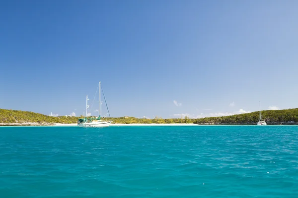 Vit båt på blå havet — Stockfoto