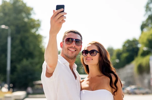 Smiling couple in city — Stock Photo, Image