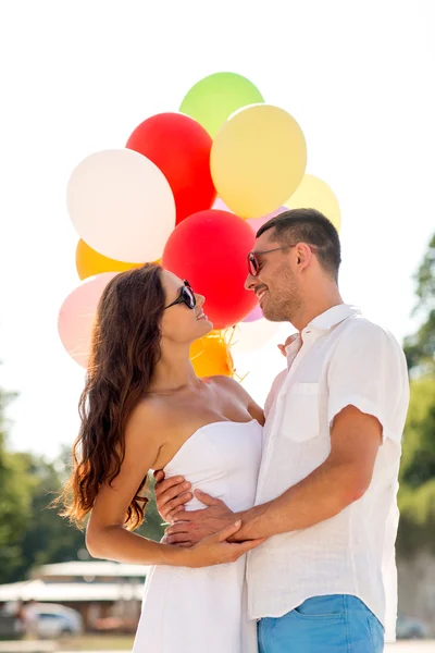 Smiling couple in city — Stock Photo, Image