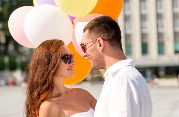 Pareja sonriente en la ciudad — Foto de Stock