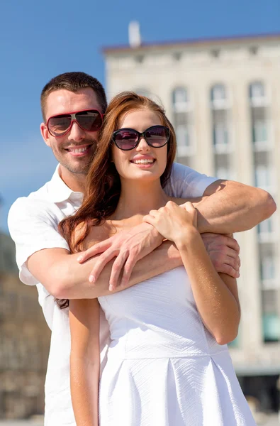 Casal sorridente na cidade — Fotografia de Stock