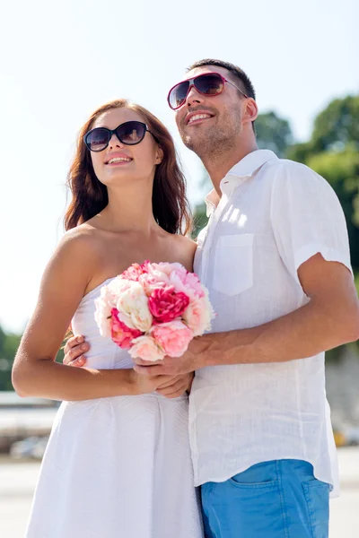 Pareja sonriente en la ciudad — Foto de Stock