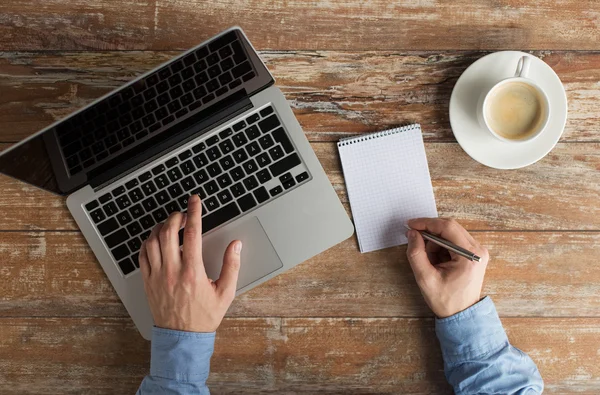 Tutup tangan laki-laki dengan laptop dan notebook — Stok Foto