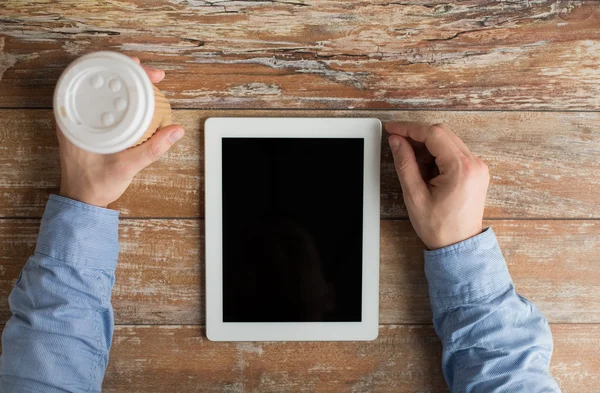 Close up of male hands with tablet pc and coffee — Stock Photo, Image