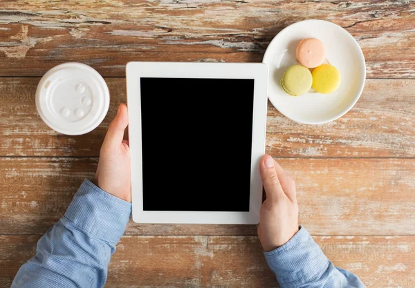 Close up of male hands with tablet pc and coffee — Stock Photo, Image