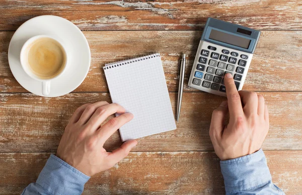 Perto de mãos com calculadora e caderno — Fotografia de Stock