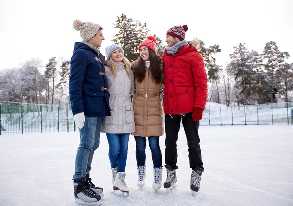 Glückliche Freunde Eislaufen auf der Eisbahn im Freien — Stockfoto