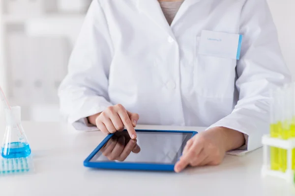 Primer plano del científico con la tableta PC en el laboratorio — Foto de Stock