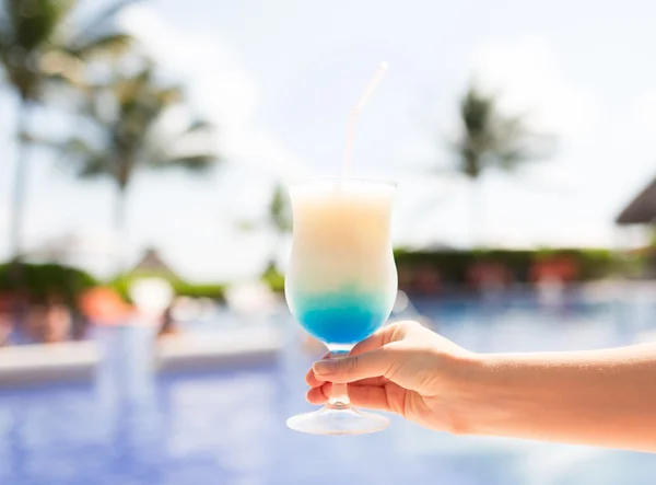 Nahaufnahme von Hand haltenden Glas mit Cocktail lizenzfreie Stockfotos