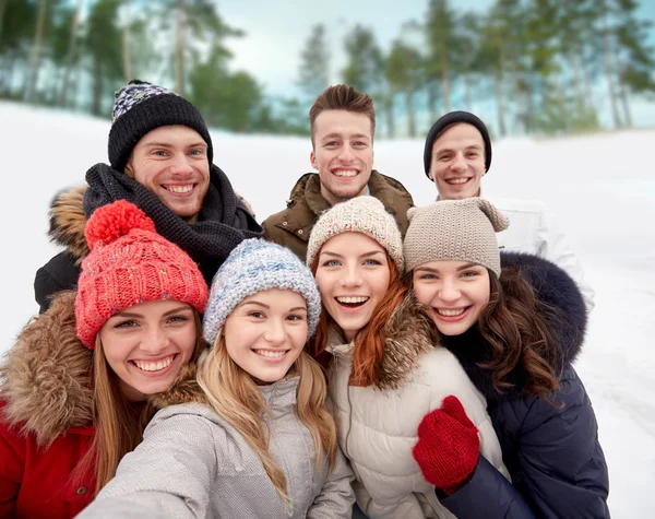 Grupo de amigos sorridentes tomando selfie ao ar livre — Fotografia de Stock