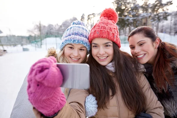 Счастливые девочки-подростки, делающие селфи со смартфоном — стоковое фото