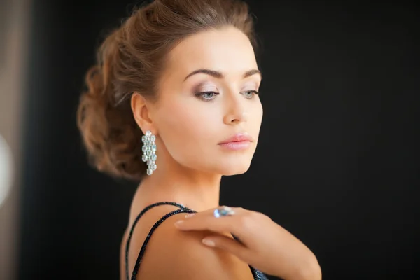 ダイヤモンドのイヤリングを持つ女性 — ストック写真