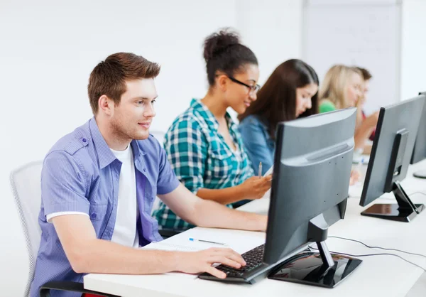 Estudiante con computadora estudiando en la escuela — Foto de Stock