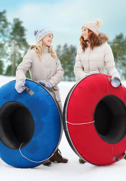 Feliz chica amigos con nieve tubos al aire libre — Foto de Stock