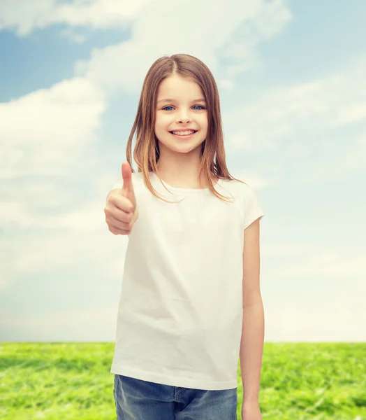 Fille en blanc vierge t-shirt montrant pouces vers le haut — Photo