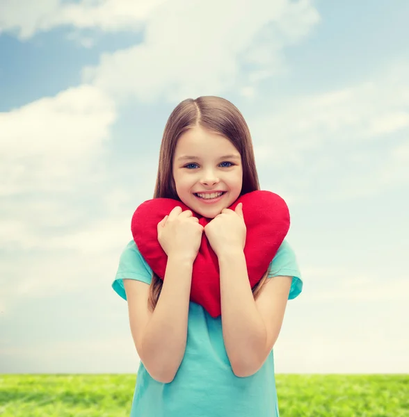 Sorrindo menina com coração vermelho — Fotografia de Stock