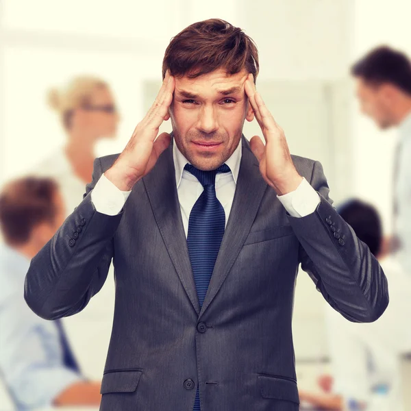 Gestresster Geschäftsmann oder Lehrer mit Kopfschmerzen — Stockfoto